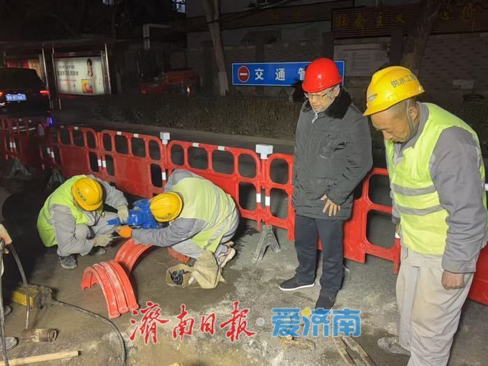 人民日?qǐng)?bào)新聞客戶端：濟(jì)南水務(wù)“夜戰(zhàn)”搶修，“無感知服務(wù)”保用戶用水順暢
